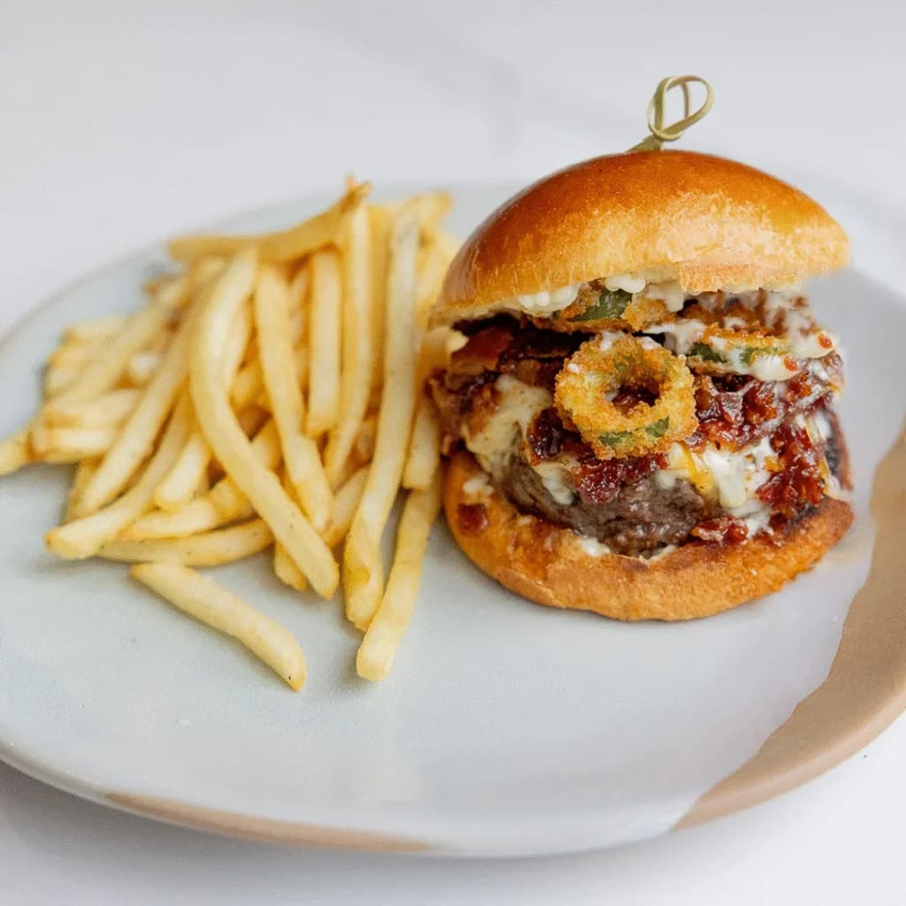 Cotidiano burger with crispy jalapenos and French fries